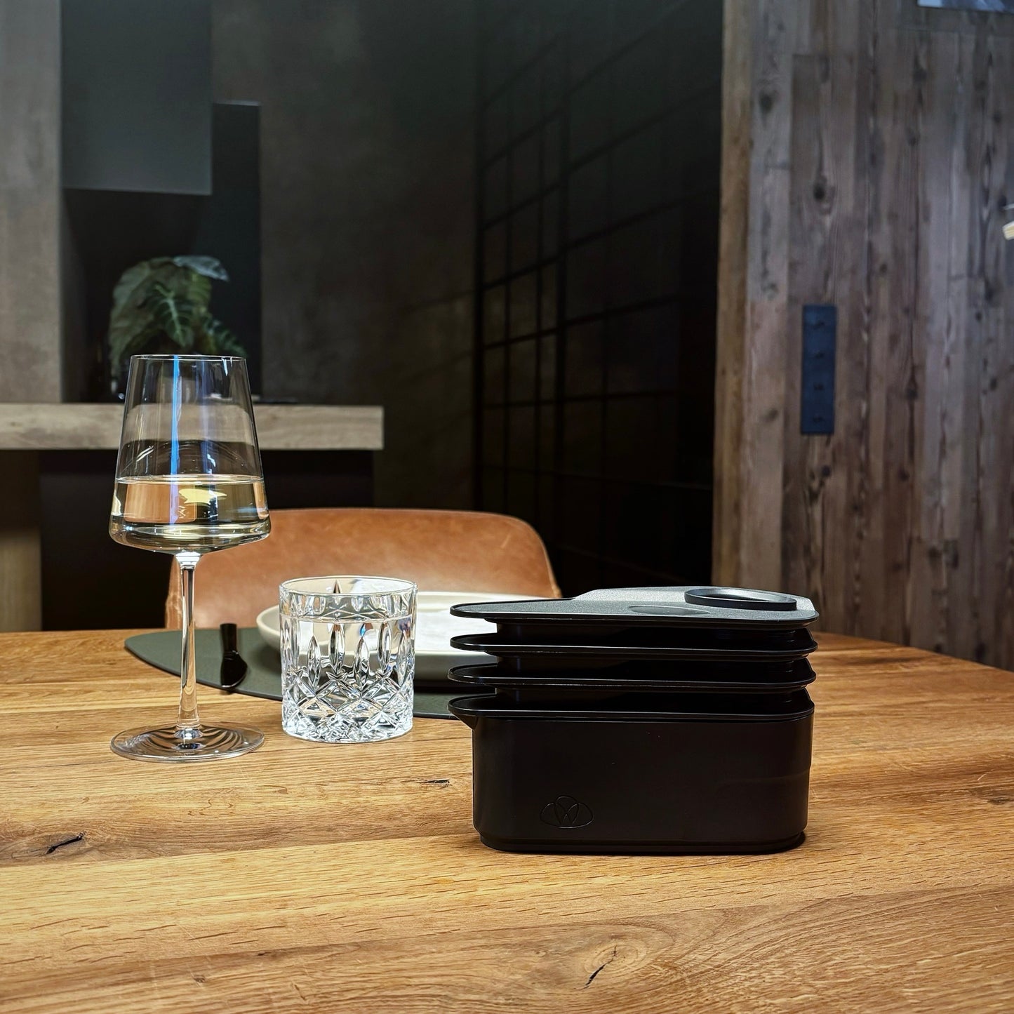 TOWELLO Home Set mit sechs schwarzen Servierschalen im Oasis Curve Design auf Holztisch in modernem Ambiente.