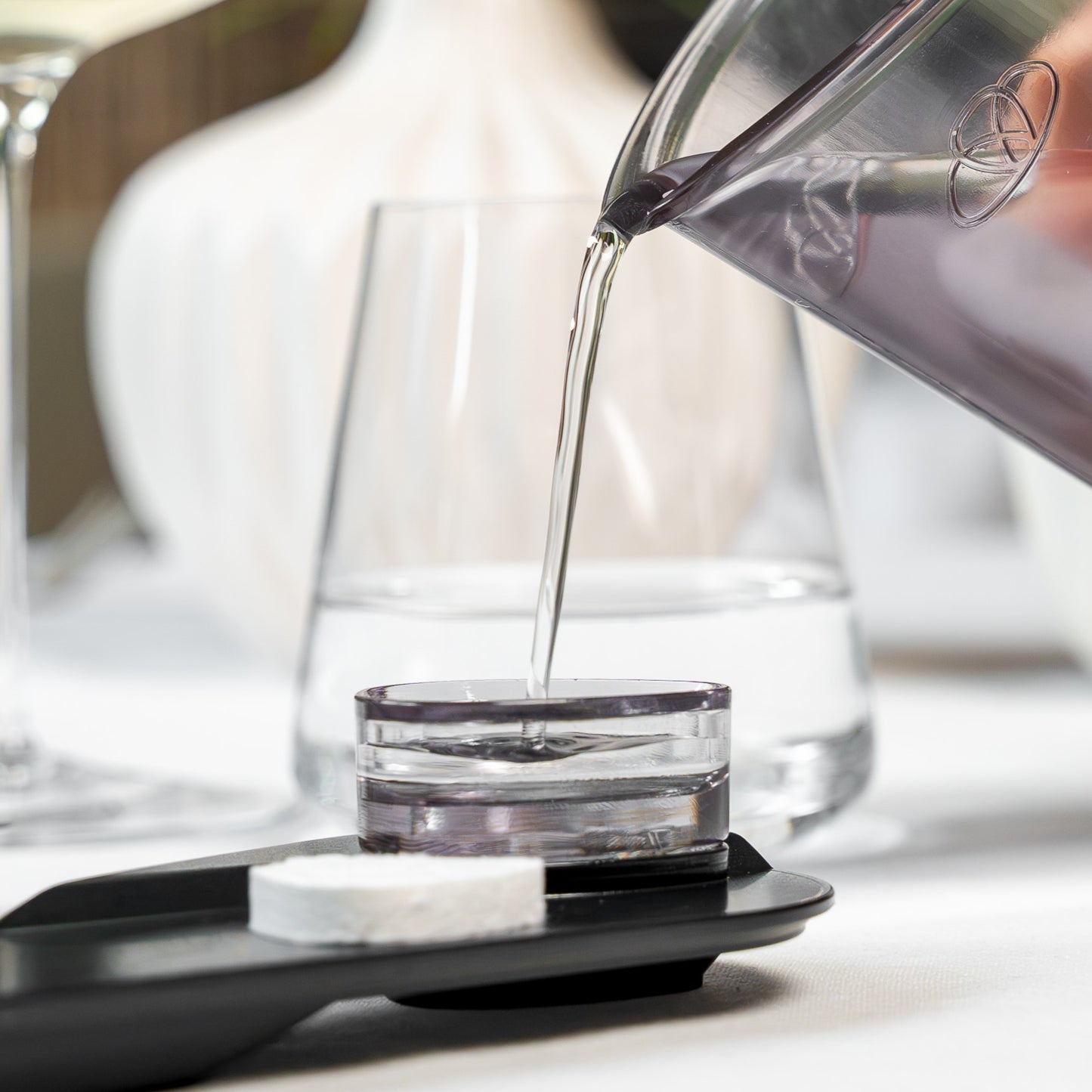 TOWELLO Bloom mit Wasser, stilvolle MINI Servierschale für Empfang und Events, elegante Ergänzung zu OASIS Servierschalen.