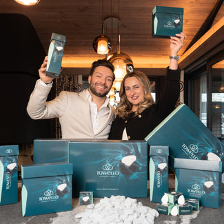 Alexander Pohly Vertrieb international und Larissa Russegger, Gründerin und Geschäftsführerin mit stilvollen TOWELLO Paketen