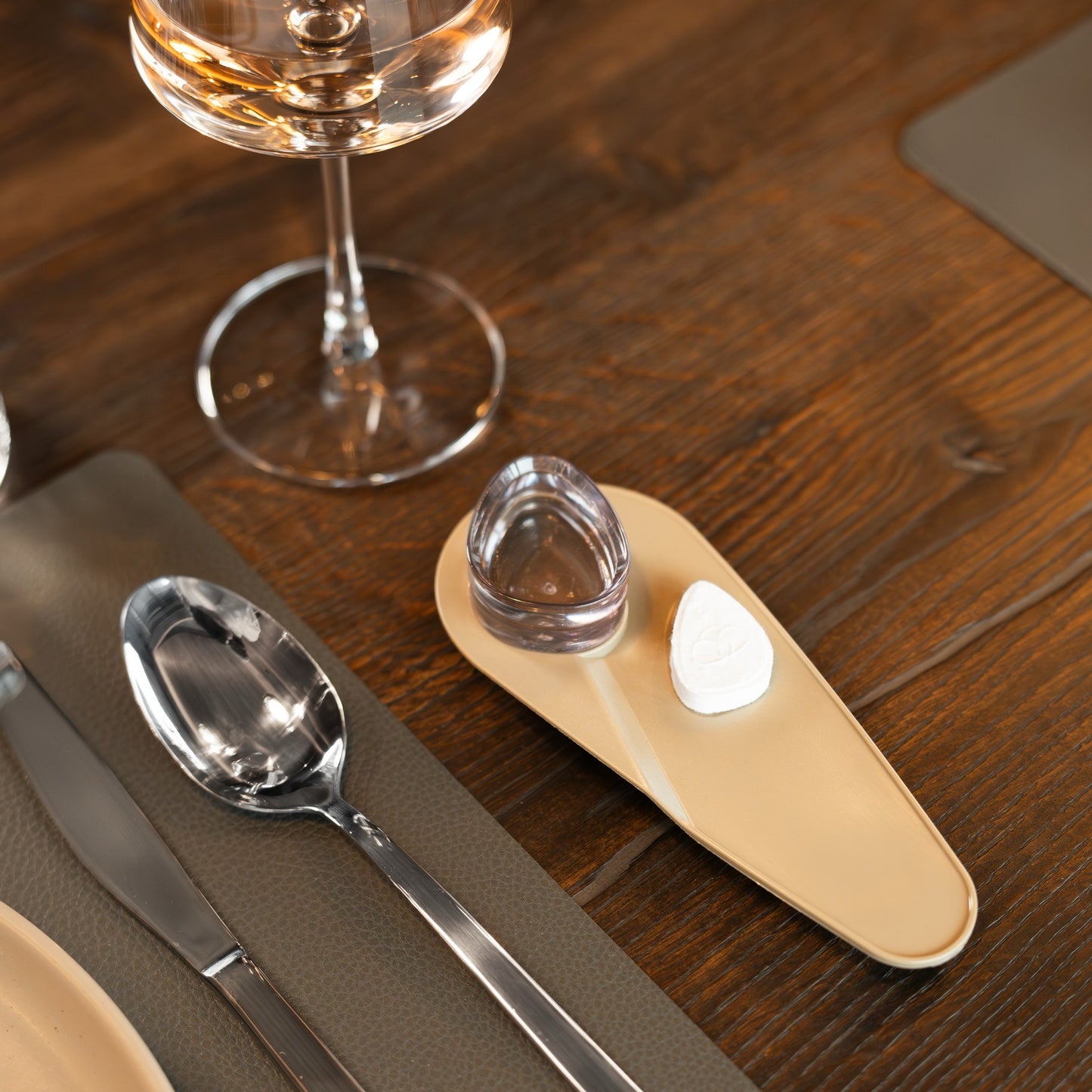 TOWELLO Bloom Set mit Frischegefäß auf eleganter Tischdekoration aus Holz für klares Wasser und ästhetisches Design.